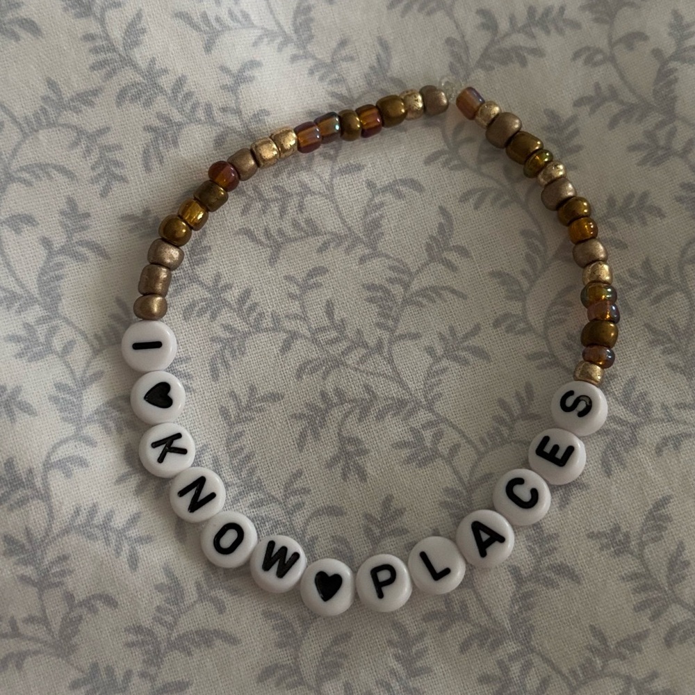 Taylor Swift “I KNOW PLACES” friendship bracelet